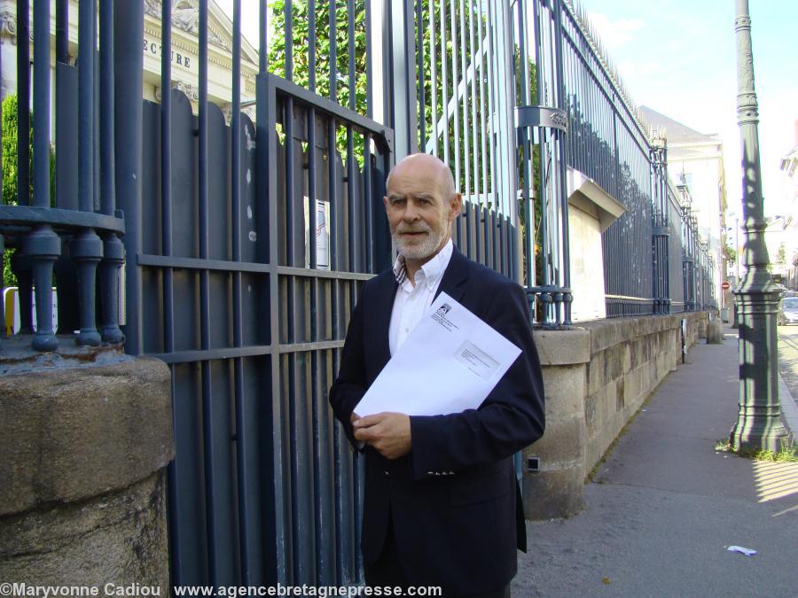 Jean-Pierre Levesque pose pour la postérité devant l\\\'entrée principale de la préfecture place Roger Salengro... Jean-Pierre Levesque pose pour la postérité devant l\\\'entrée principale de la préfecture place Roger Salengro...