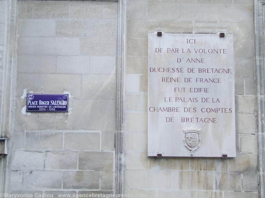 ... non loin de la plaque – apposée sur le mur de la préfecture – rappelant le “Palais de la Chambre des Comptes de Bretagne” en ce lieu. ... non loin de la plaque – apposée sur le mur de la préfecture – rappelant le “Palais de la Chambre des Comptes de Bretagne” en ce lieu.