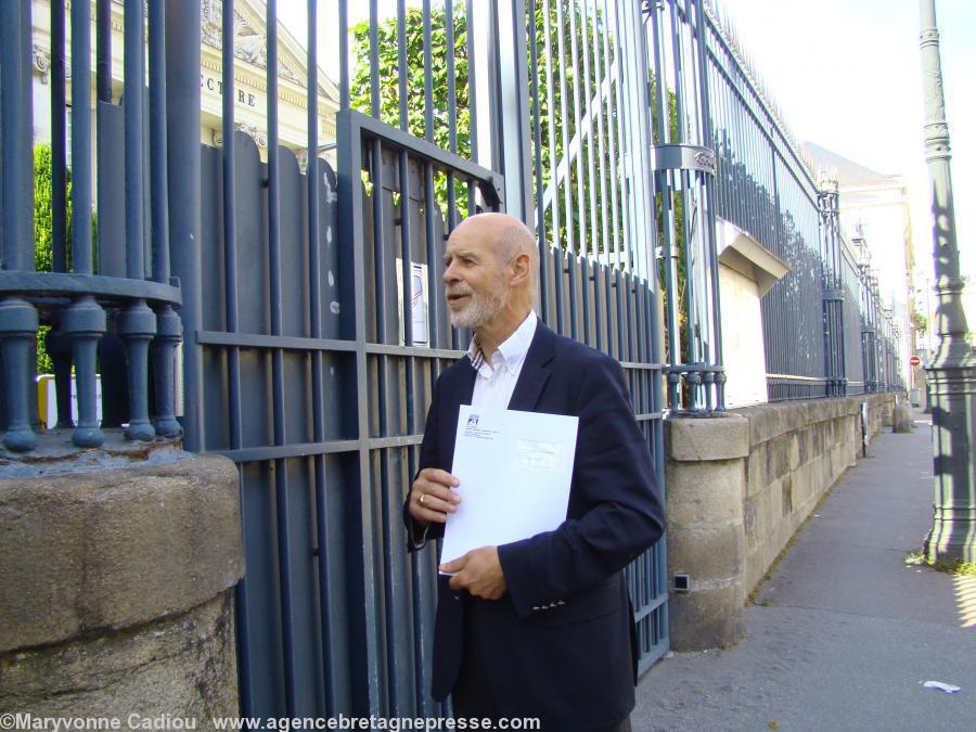 À l’interphone. À l’interphone.