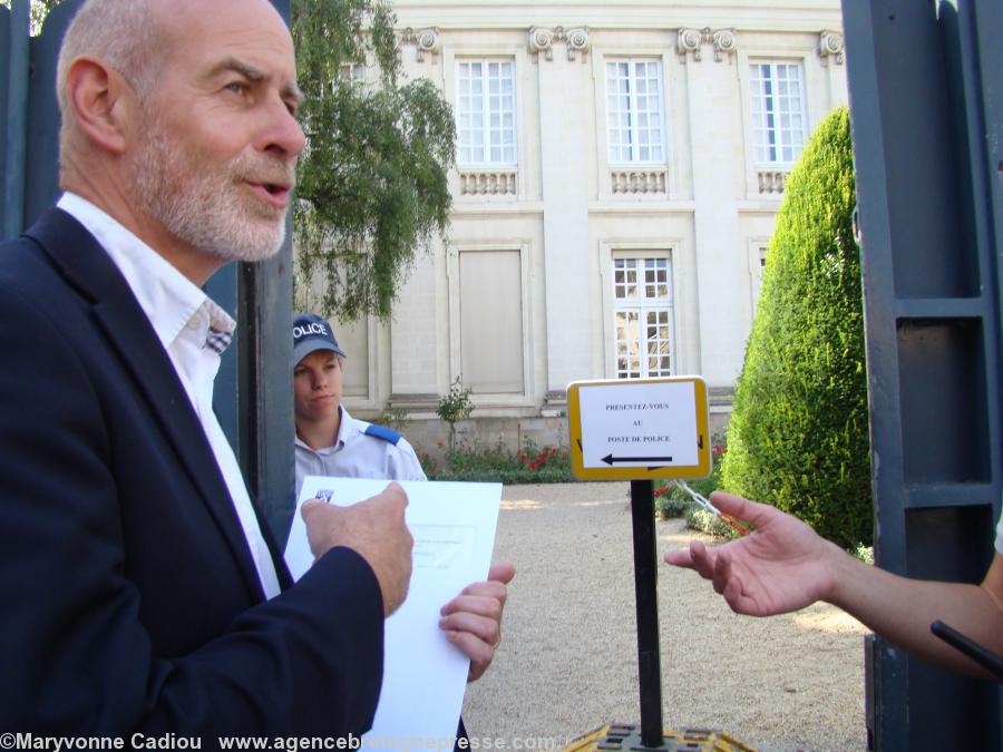 La lettre va bien être remise au préfet. La lettre va bien être remise au préfet.
