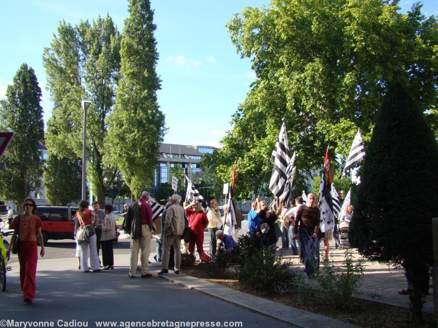 Au retour de la remise de la lettre. À l\'entrée côté Erdre lieu du rendez-vous des militants. Au retour de la remise de la lettre. À l\'entrée côté Erdre lieu du rendez-vous des militants.