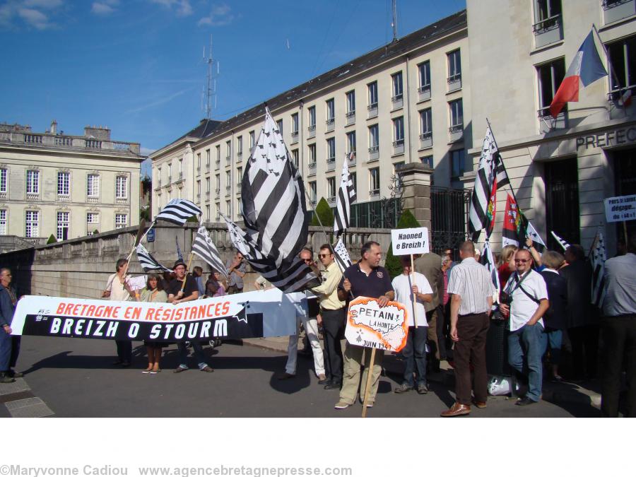 La surprise de la banderole. Les jeunes qui l’avaient travaillent et n’ont pu venir dès 18 heures. La surprise de la banderole. Les jeunes qui l’avaient travaillent et n’ont pu venir dès 18 heures.