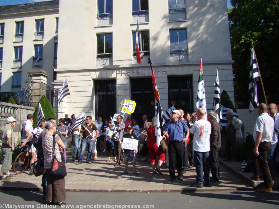 Par cette chaleur certains préféraient l\\\'ombre mais plusieurs comptages donnèrent bien : “plus de soixante”. Par cette chaleur certains préféraient l\\\'ombre mais plusieurs comptages donnèrent bien : “plus de soixante”.