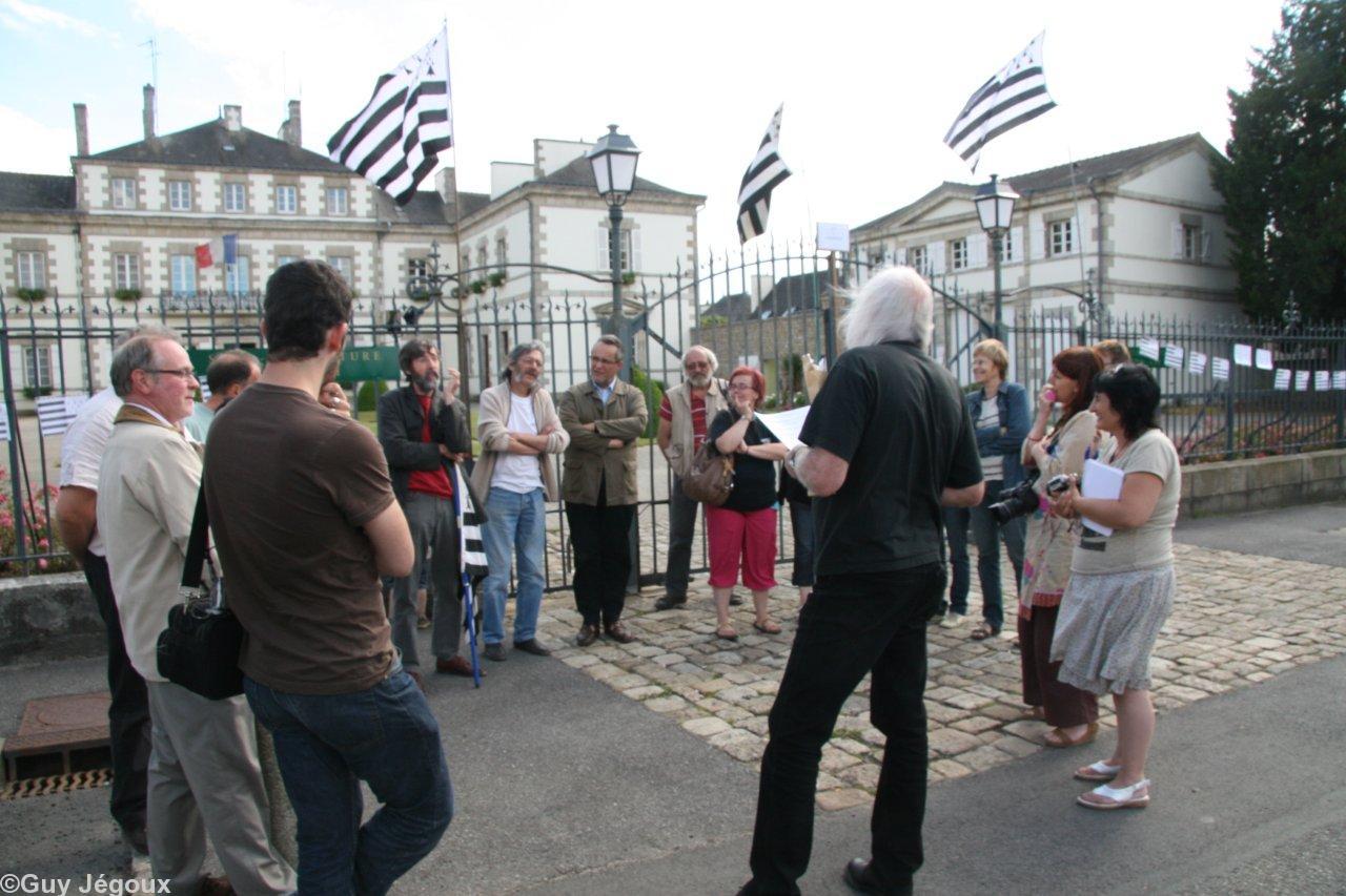 <b>Pontivy</b> : Manifestation devant la sous préfecture du Morbihan le 30 juin 2011. Photo de Guy Jégoux qui collabore volontiers à ABP. <b>Pontivy</b> : Manifestation devant la sous préfecture du Morbihan le 30 juin 2011. Photo de Guy Jégoux qui collabore volontiers à ABP.