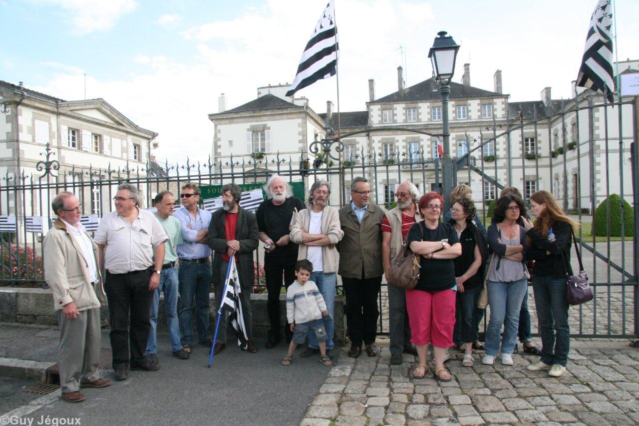 <b>Pontivy</b> le 30 juin 2011. On reconnaît Jean-Yves Mevel – <i><b>du</b> e dilhad ha <b>gwenn</b> e blev !</i> – du Collectif Breton pour la Démocratie et les Droits de l\'Homme. (Photo de Guy Jégoux). <b>Pontivy</b> le 30 juin 2011. On reconnaît Jean-Yves Mevel – <i><b>du</b> e dilhad ha <b>gwenn</b> e blev !</i> – du Collectif Breton pour la Démocratie et les Droits de l\'Homme. (Photo de Guy Jégoux).