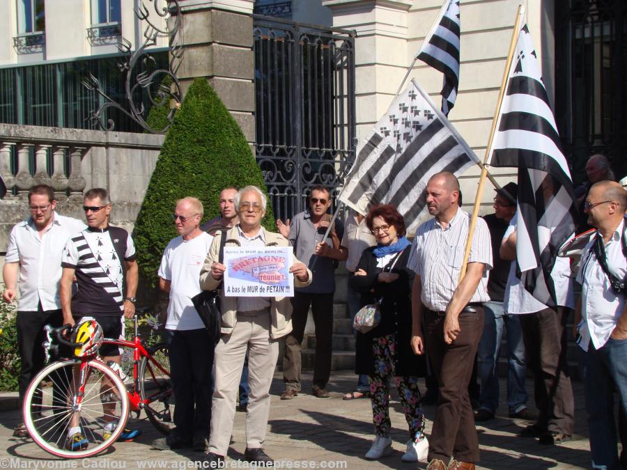 Une partie du groupe. Une ancienne affiche. Une partie du groupe. Une ancienne affiche.