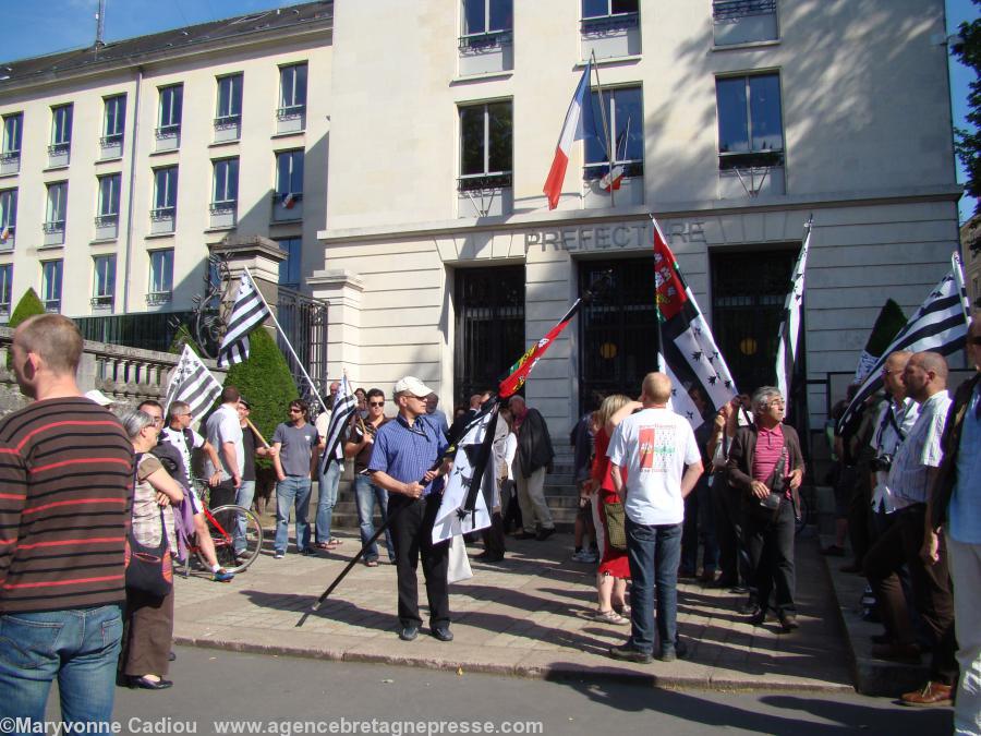 Au centre le drapeau amarré avec un ruban noir est en berne. Au centre le drapeau amarré avec un ruban noir est en berne.