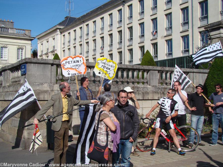 Les pancartes faites pour le 18 juin dernier ont été ressorties pour l\'occasion. Les pancartes faites pour le 18 juin dernier ont été ressorties pour l\'occasion.