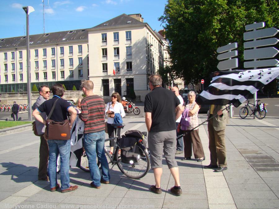 Vers 17 h 30 les premiers arrivants. Vers 17 h 30 les premiers arrivants.