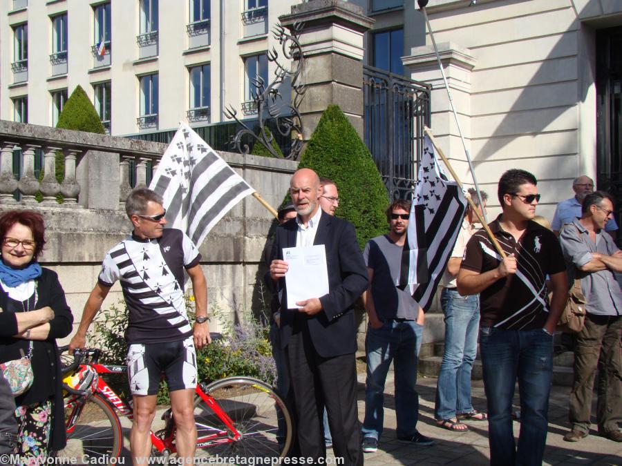 Jean-Pierre Levesque est arrivé avec la lettre de <i>Bretagne Réunie</i> à remettre ou faire remettre au préfet. Le cycliste est venu de Couëron. Jean-Pierre Levesque est arrivé avec la lettre de <i>Bretagne Réunie</i> à remettre ou faire remettre au préfet. Le cycliste est venu de Couëron.