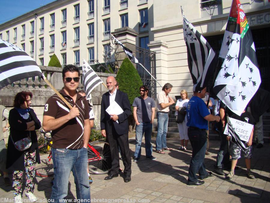 Grand drapeau de Nantes et t-shirt “plaque auto” - venus de Clisson. Grand drapeau de Nantes et t-shirt “plaque auto” - venus de Clisson.