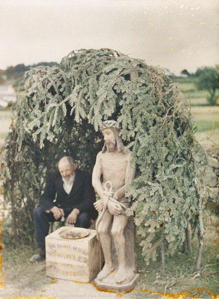 La Grande Troménie - Reposoir Ecce Homo. Locronan (Finistère) 14-21 juillet 1929. Autochrome de Roger Dumas. Inv. A 60370.