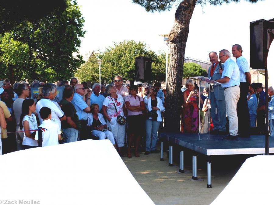 Jean-Claude Chemin présente l\'oeuvre avant qu’elle soit dévoilée (voir son discours en PDF).