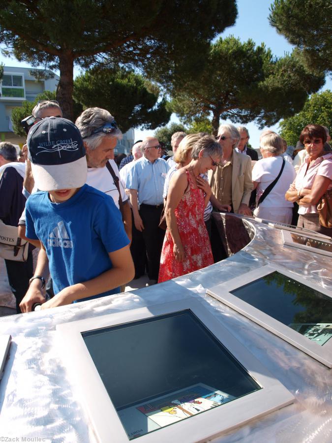 Petits et grands admirent l\'oeuvre.