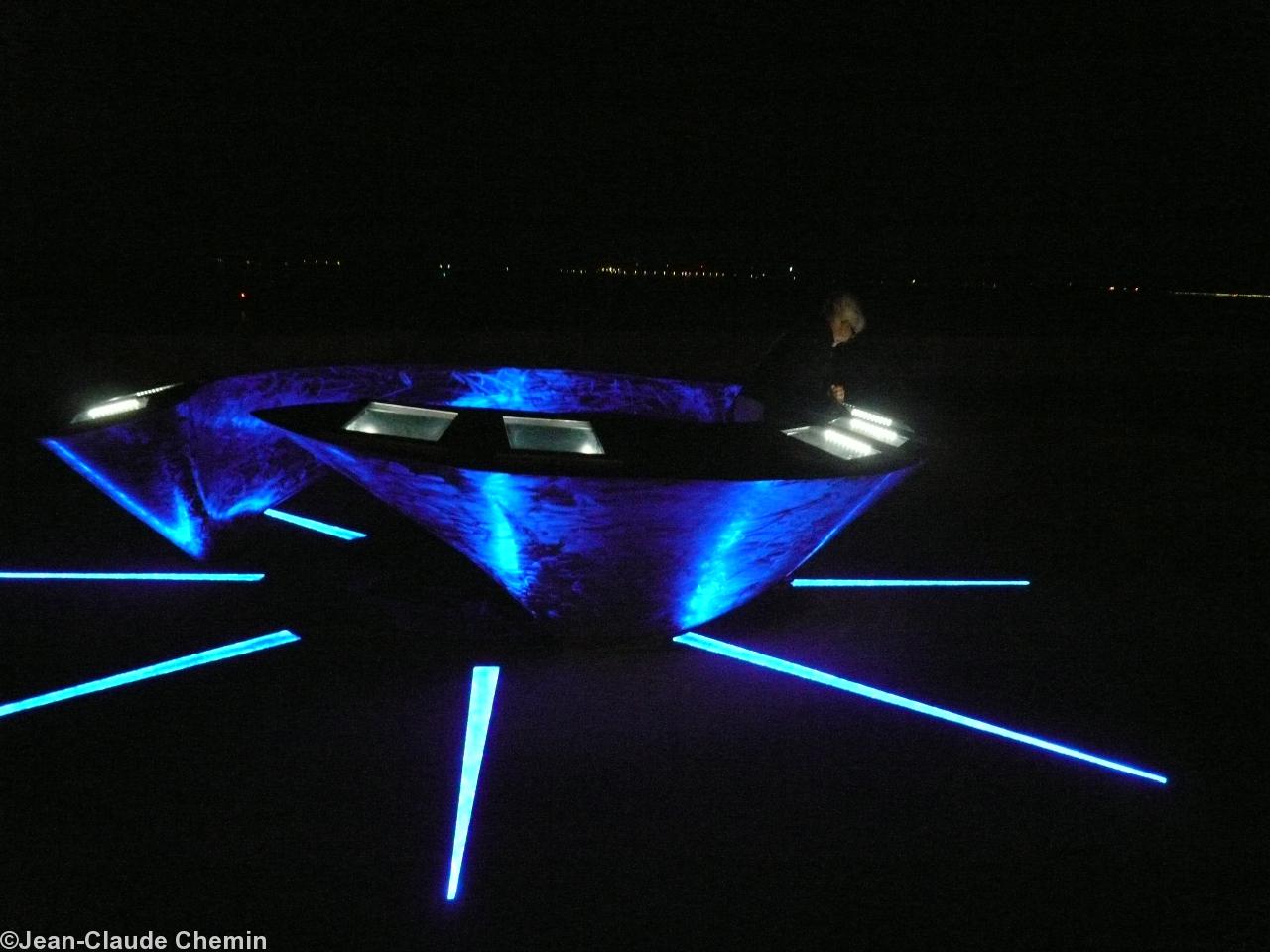 La table d’orientation <i>Tintin et la mer</i> mise en lumière. Réalisation par <i>Lumen</i> – grand nom de l’éclairage architectural – et Patrice Lecorre ingénieur électricité et lumière de STX qui font briller de mille feux les paquebots.