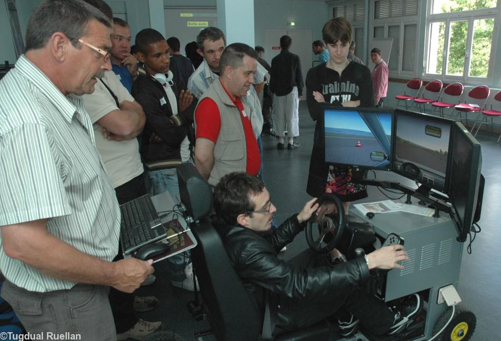 Tout au long de la journée divers ateliers étaient organisés (ici simulateur de conduite).