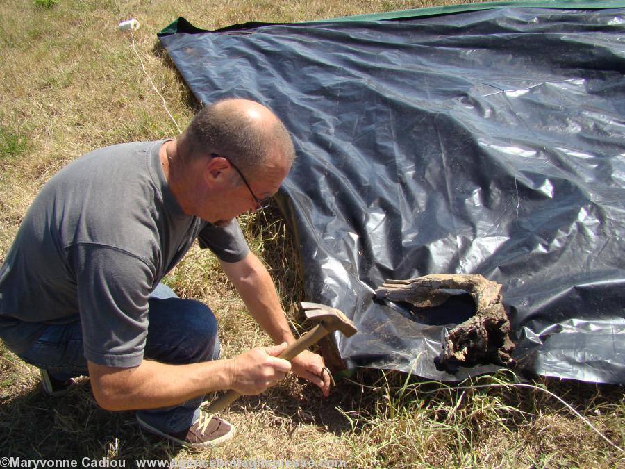 Denis et les ingrédients : piquet de tente marteau et ficelle. Denis et les ingrédients : piquet de tente marteau et ficelle.