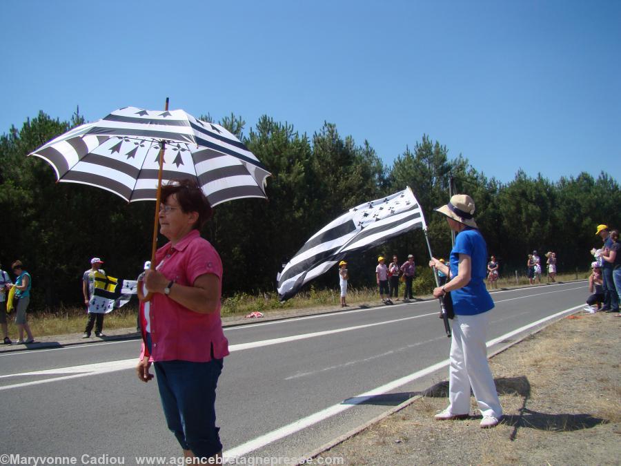 Deux militantes bretonnes. Le parapluie <i>Gwenn ha Du</i> a ceci de bien : il fait aussi ombrelle. Deux militantes bretonnes. Le parapluie <i>Gwenn ha Du</i> a ceci de bien : il fait aussi ombrelle.