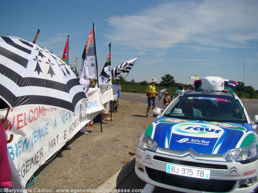 Les voitures publicitaires font souvent une pause devant les banderoles bretonnes et la discussion s\'engage parfois. Les voitures publicitaires font souvent une pause devant les banderoles bretonnes et la discussion s\'engage parfois.