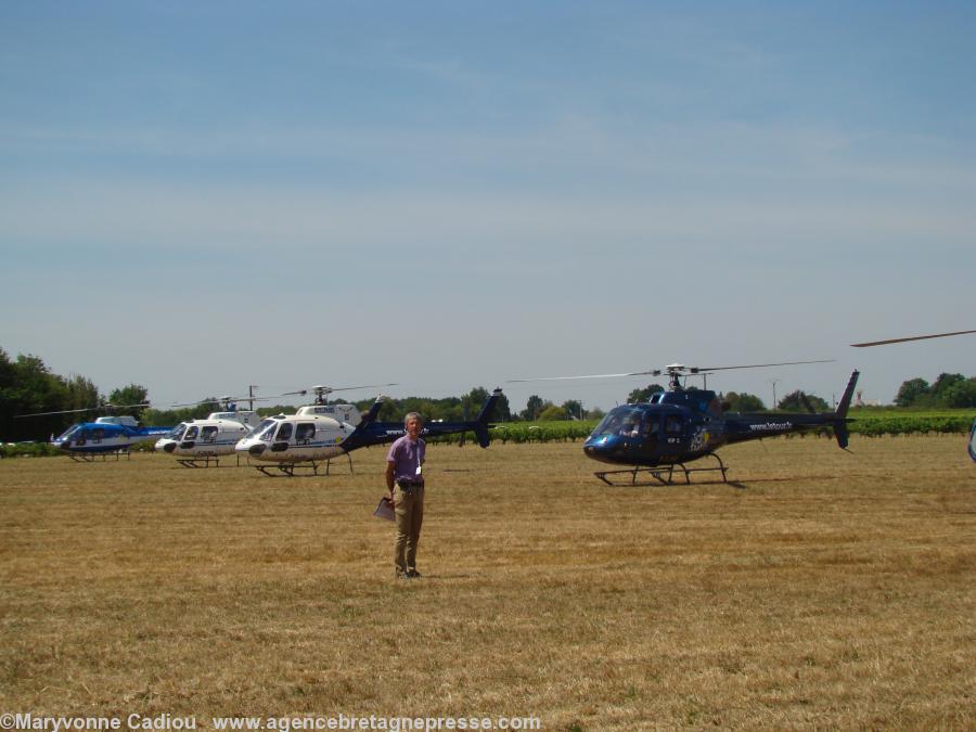 14 h 27 les hélicos VIP se sont posés. 14 h 27 les hélicos VIP se sont posés.