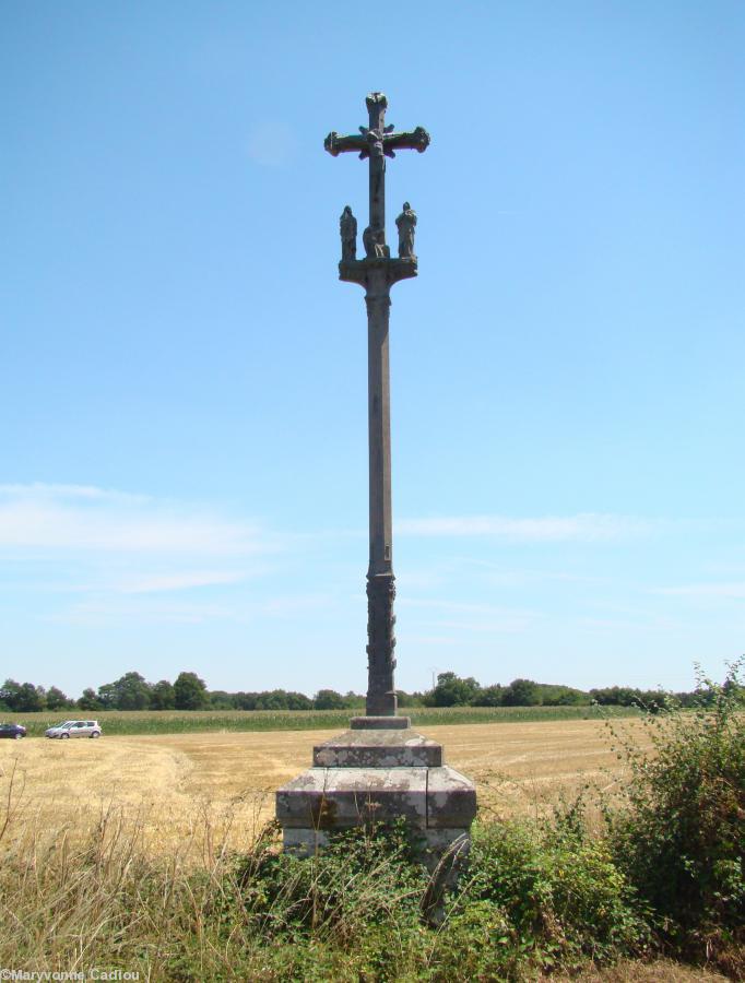 La Croix Jambu. Ce calvaire de type breton date de 1885. La Croix Jambu. Ce calvaire de type breton date de 1885.