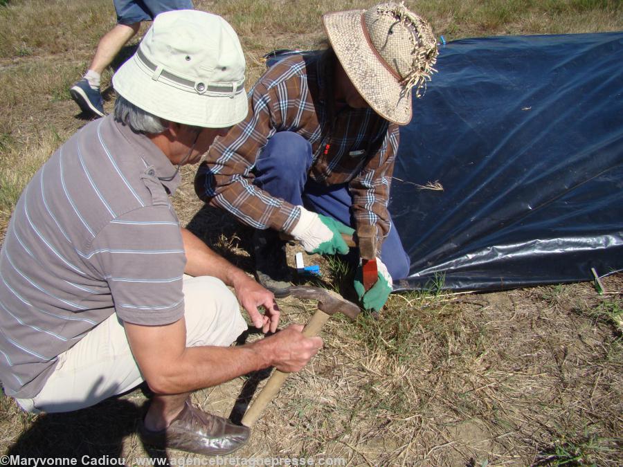 Les coins c\'est délicat. La terre – très sèche – est dure. Les coins c\'est délicat. La terre – très sèche – est dure.