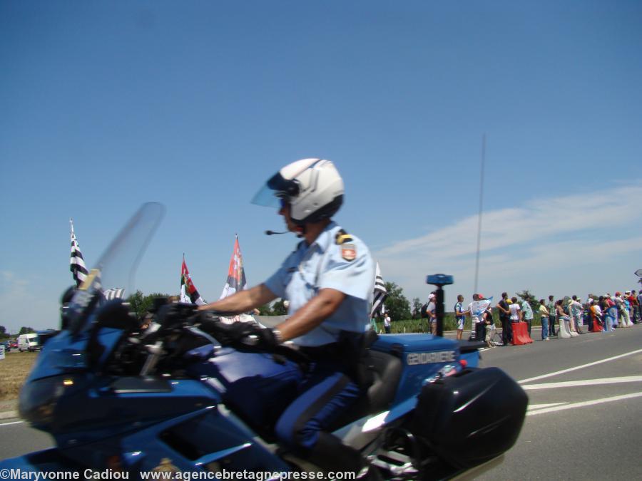 Un motard. On aperçoit l\'écusson de la Ville de Nantes sur sa manche. Un motard. On aperçoit l\'écusson de la Ville de Nantes sur sa manche.