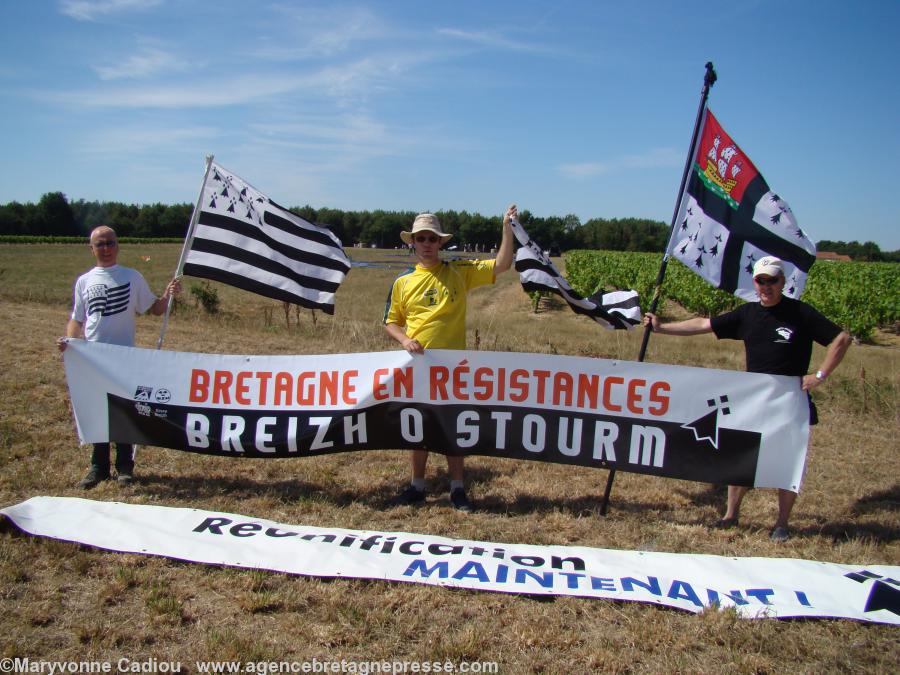 François Raphaël et Hervé et la banderole faite par <i>44=Breizh</i> pour le 18 juin 2011 à Nantes. François Raphaël et Hervé et la banderole faite par <i>44=Breizh</i> pour le 18 juin 2011 à Nantes.