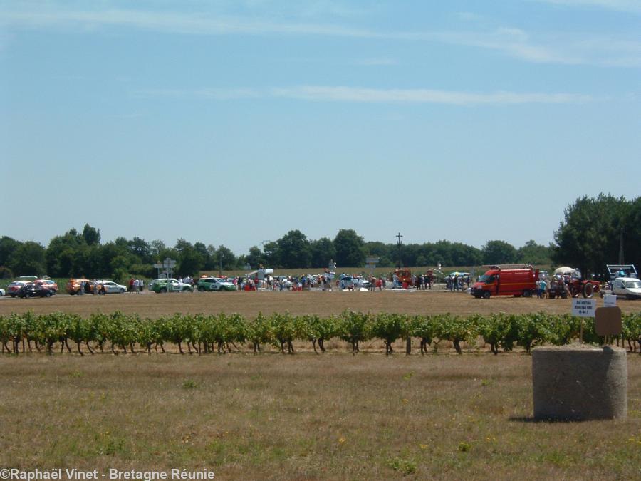 Les spectateurs arrivent au carrefour. Un camion de secours est aussi en place. Les spectateurs arrivent au carrefour. Un camion de secours est aussi en place.