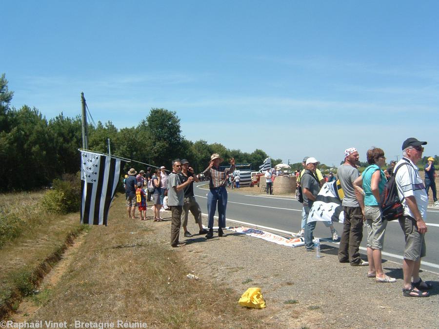 Une partie du groupe en face du reste des militants. Une partie du groupe en face du reste des militants.