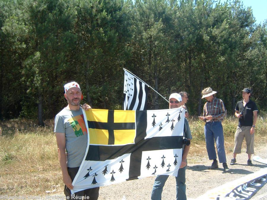 Le drapeau du Pays de Retz avec Stéphane et Denis. Le drapeau du Pays de Retz avec Stéphane et Denis.