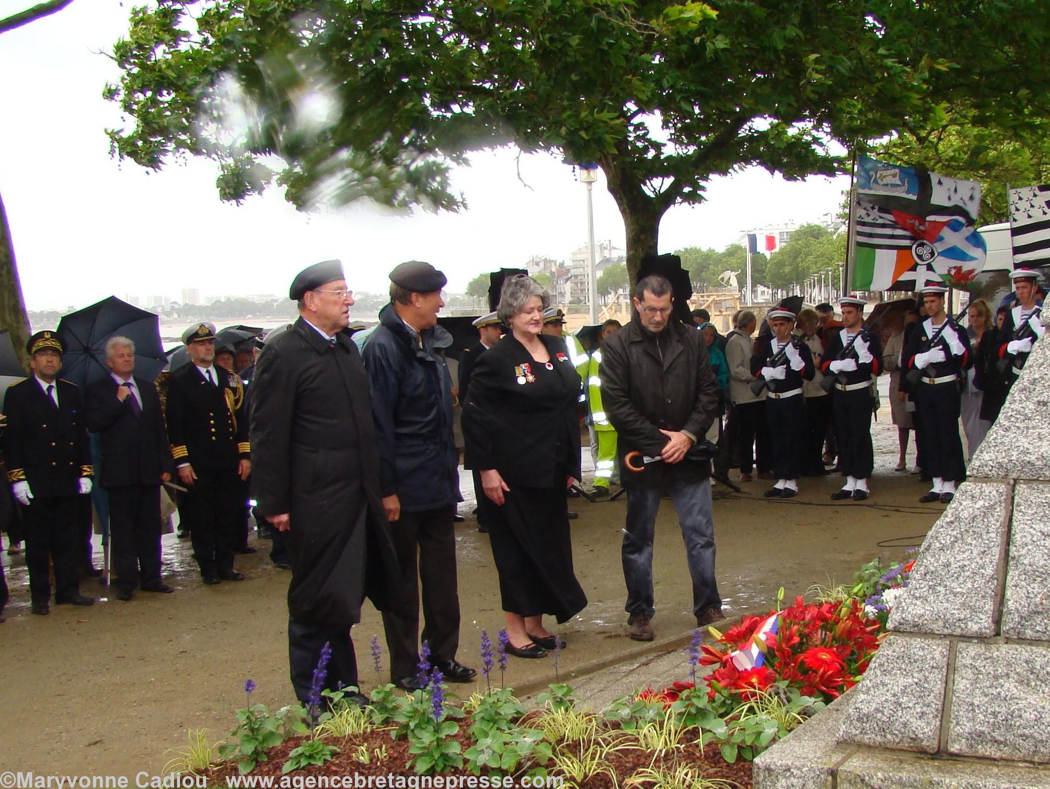 À droite. Yves Beaujuge a déposé une gerbe au Mémorial Lancastria de Saint-Nazaire le 17 juin 2011.