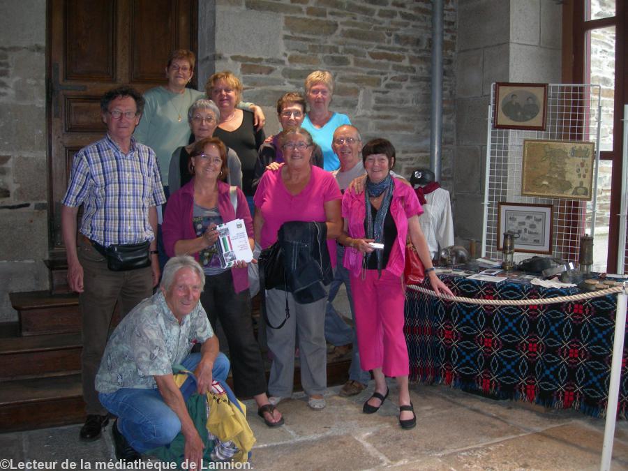 Une partie du groupe-expo du comité de Lannion après la mise en place de l\\\'exposition il y a quelques jours. Tenant le livret : Marie-France Jaffredo présidente du comité de Lannion. Les Gallois de Gourin : Sue Lewis est au premier plan à droite ; Alun