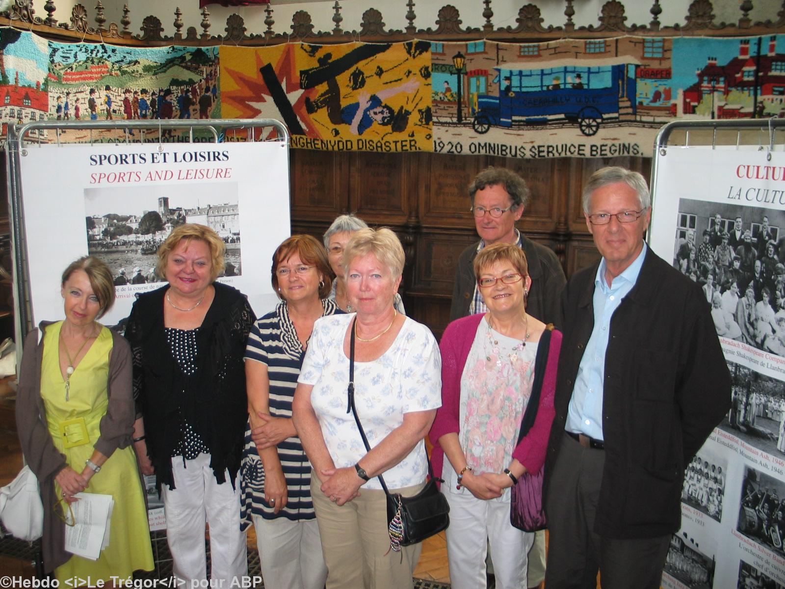 Conférence de presse de présentation de l’exposition et de l’anniversaire du jumelage. Remarquer<b>la tapisserie à l’arrière plan</b>. Photo de l’hebdomadaire <i>Le Trégor</i> avec aimable permission pour Agence Bretagne Presse.
De g. à dr. : Martine Ga