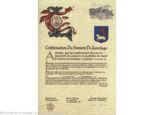 <i>Confirmation du Serment de Jumelage</i>. En troisième de couverture du livret de l\'exposition. Voir aussi en PDF.