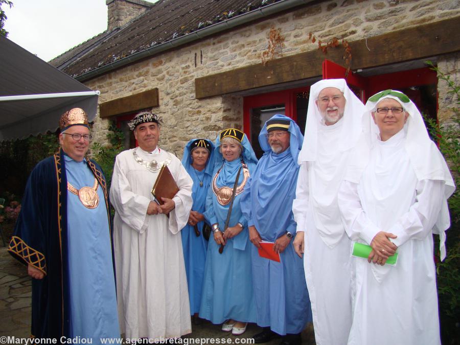 De g. à dr. : Mick Paynter ; Morgan ; Mona ; Maureen Fuller ; Philip Rendle ; Wyn James et son épouse Christine James. Mona et Maureen vont « réunir les épées » au cours de la cérémonie. De g. à dr. : Mick Paynter ; Morgan ; Mona ; Maureen Fuller ; Philip Rendle ; Wyn James et son épouse Christine James. Mona et Maureen vont « réunir les épées » au cours de la cérémonie.
