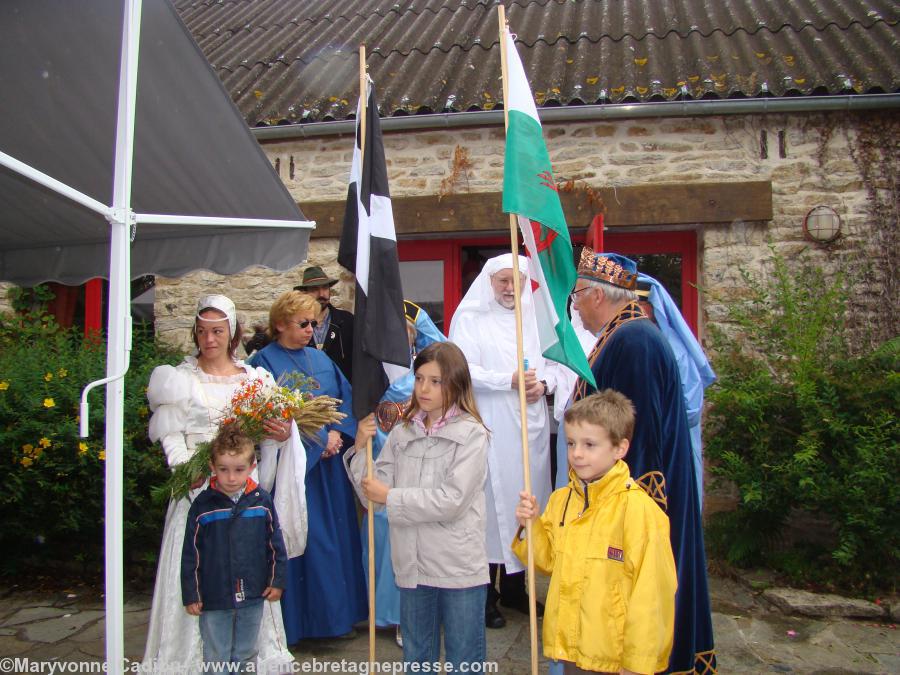 Avant le départ du cortège qui va se rendre au cercle de pierre dans la prairie voisine. Avant le départ du cortège qui va se rendre au cercle de pierre dans la prairie voisine.