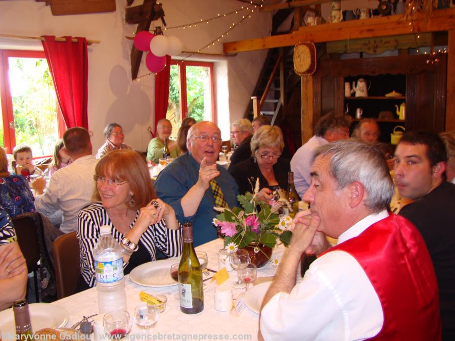À l’Auberge du Cleuzioù. En face Mick Paynter. À sa droite Lena Louarn. À sa gauche Maureen Fuller. Au premier plan le Grand Druide Morgan (Per-Vari Kerloc’h). À sa droite le nouvel <i>Arouezh Varzh</i> et nouveau druide Youenn. À l’Auberge du Cleuzioù. En face Mick Paynter. À sa droite Lena Louarn. À sa gauche Maureen Fuller. Au premier plan le Grand Druide Morgan (Per-Vari Kerloc’h). À sa droite le nouvel <i>Arouezh Varzh</i> et nouveau druide Youenn.