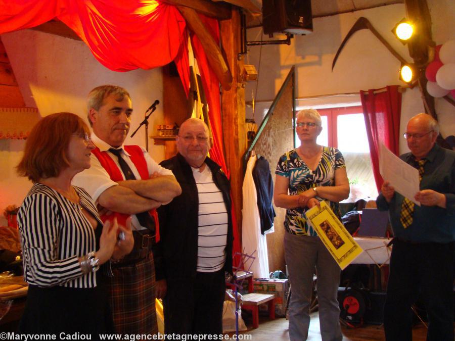 De g. à dr. Lena Louarn : <i>Je ne regrette vraiment pas d’être parmi vous aujourd’hui...</i> Per-Vari Kerloc\\\'h ; Alan Péron ; Christine James et Mick Paynter. Alan Péron avait auparavant exposé les travaux de son association de Kemperlé. De g. à dr. Lena Louarn : <i>Je ne regrette vraiment pas d’être parmi vous aujourd’hui...</i> Per-Vari Kerloc\\\'h ; Alan Péron ; Christine James et Mick Paynter. Alan Péron avait auparavant exposé les travaux de son association de Kemperlé.