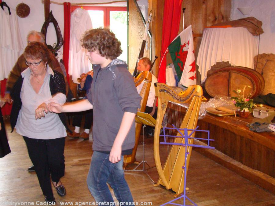 Alors on dansa <i>an dro kas abarh laridé</i> gavote suite de l’Aven... Alors on dansa <i>an dro kas abarh laridé</i> gavote suite de l’Aven...