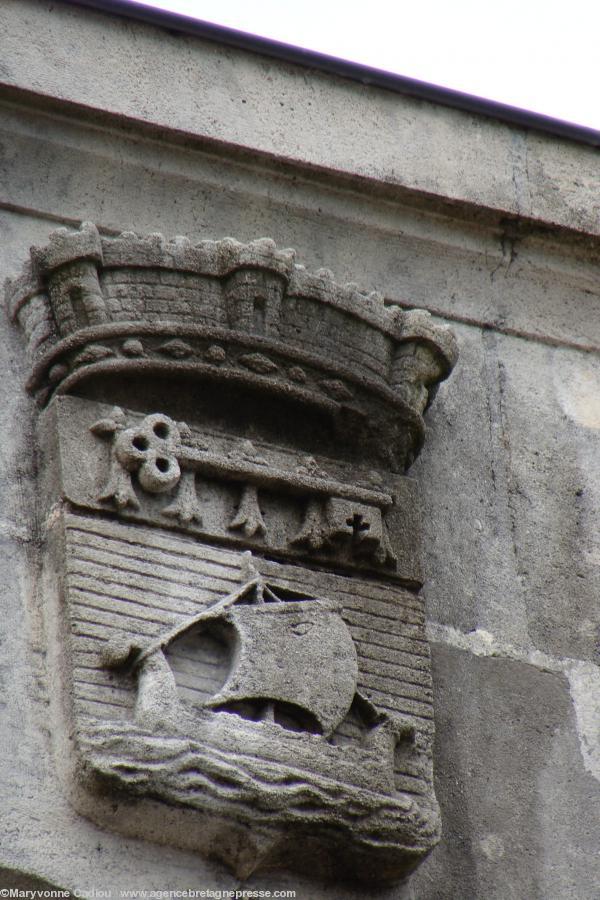 L\'usine porte en angle de ses pignons le blason de Saint-Nazaire. Bien maritime avec “la clé qui ouvre mais ne ferme pas”.