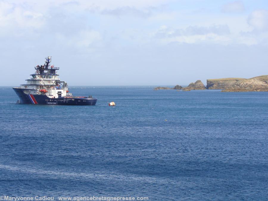 Le remorqueur de haute mer <i>Abeille Bourbon</i> basé à Brest est venu mouiller à Ouessant en rade du Stiff. Ce déplacement est courant en cas d\'annonce de coup de chien. Ici à 16 h 45 le 14 juillet 2010. Le remorqueur de haute mer <i>Abeille Bourbon</i> basé à Brest est venu mouiller à Ouessant en rade du Stiff. Ce déplacement est courant en cas d\'annonce de coup de chien. Ici à 16 h 45 le 14 juillet 2010.