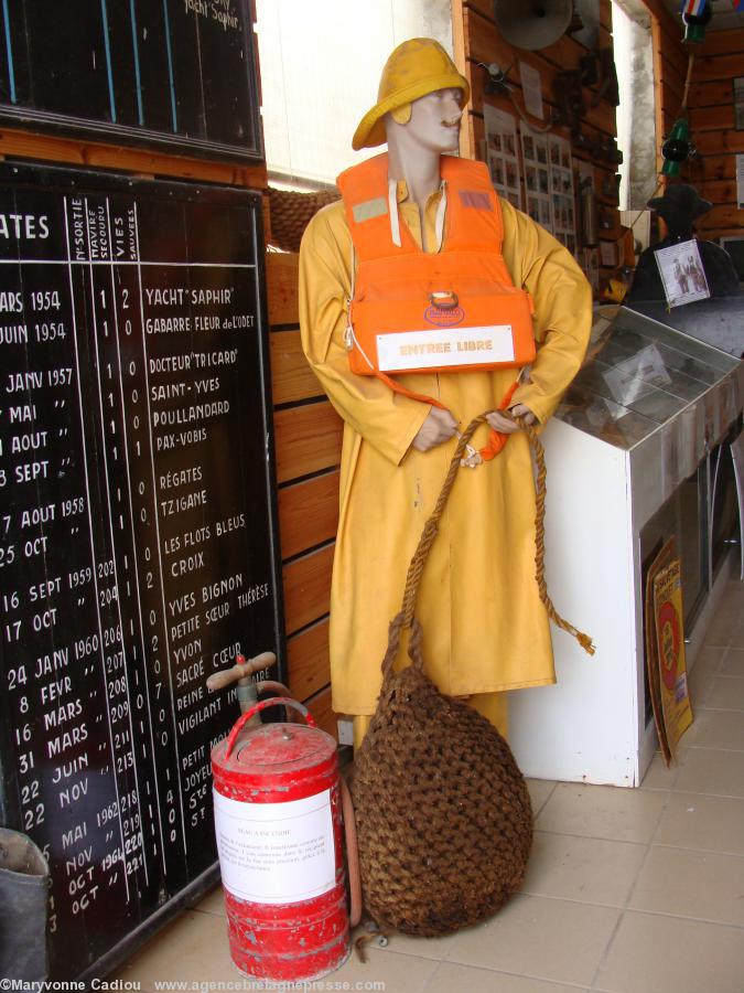 Le Conquet. Musée dans l\'ancien abri du canot. À gauche le tableau des sauvetages de 1954 à 1964 : 19 vies sauvées. Le Conquet. Musée dans l\'ancien abri du canot. À gauche le tableau des sauvetages de 1954 à 1964 : 19 vies sauvées.