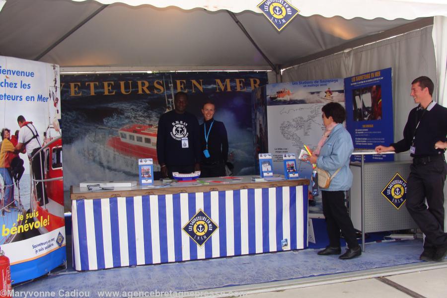 La SNSM - Sauveteurs en Mer - tient en Bretagne un stand dans la plupart des fêtes liées à la mer. Ici à Nantes pour le baptême du maxi catamaran de la BP en octobre 2008. La SNSM - Sauveteurs en Mer - tient en Bretagne un stand dans la plupart des fêtes liées à la mer. Ici à Nantes pour le baptême du maxi catamaran de la BP en octobre 2008.