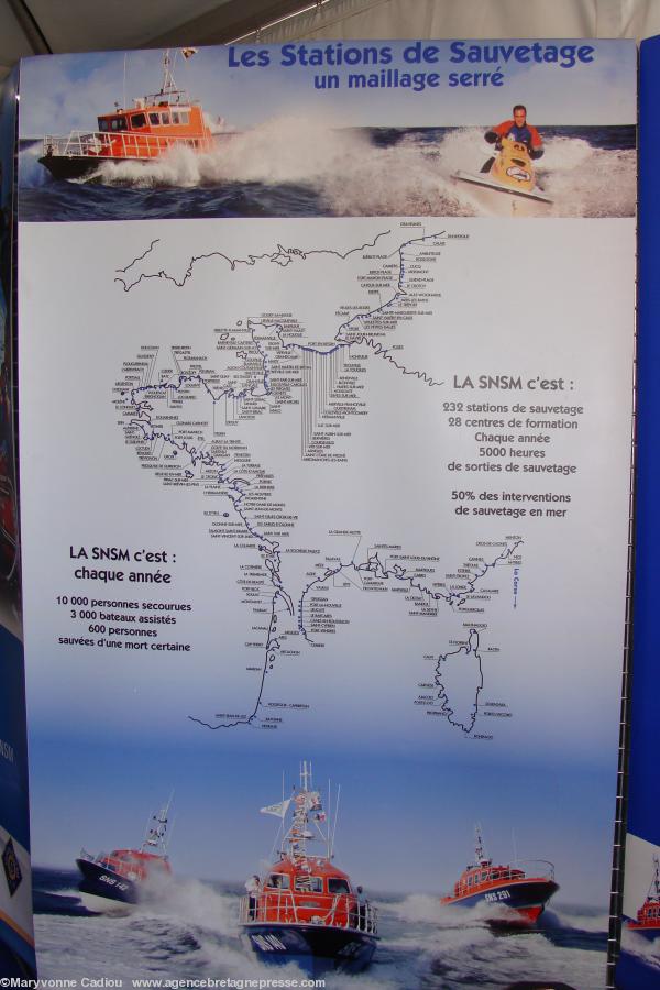 Stand SNSM avec un panneau des stations de sauvetage sur les côtes de France et un aperçu du bilan annuel. (Cliquer). Stand SNSM avec un panneau des stations de sauvetage sur les côtes de France et un aperçu du bilan annuel. (Cliquer).