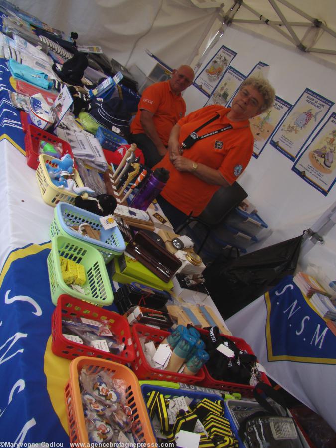 À Saint-Nazaire - lors de la semaine de la Transquadra en juillet 2011 - des bénévoles tiennent un stand SNSM et vendent des <i>“produits dérivés”</i>. À Saint-Nazaire - lors de la semaine de la Transquadra en juillet 2011 - des bénévoles tiennent un stand SNSM et vendent des <i>“produits dérivés”</i>.
