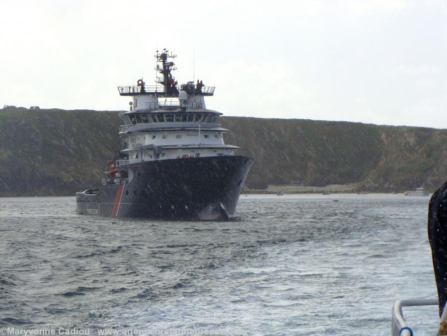 Le Saint Bernard du rail de Ouessant – rail établi et surveillé après le naufrage de l\'<i>Amoco Cadiz</i> en 1978 - a remplacé à Brest l\'<i>Abeille Flandres</i>. Ici un grain à 17 h le même jour. <b>Cliquer sur les photos pour les agrandir</b>. Le Saint Bernard du rail de Ouessant – rail établi et surveillé après le naufrage de l\'<i>Amoco Cadiz</i> en 1978 - a remplacé à Brest l\'<i>Abeille Flandres</i>. Ici un grain à 17 h le même jour. <b>Cliquer sur les photos pour les agrandir</b>.