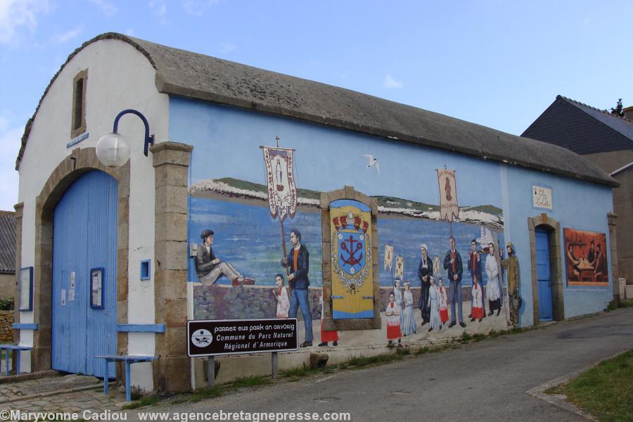 À l\'Île Molène l\'ancien abri du canot de sauvetage est décoré de fresques. À l\'Île Molène l\'ancien abri du canot de sauvetage est décoré de fresques.