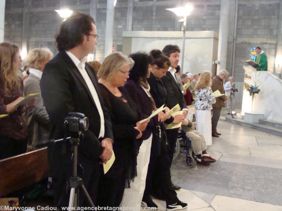 La famille de Per Denez. Son fils Yann au premier plan. Son fils Gwendal en arrière plan (avec permission). La famille de Per Denez. Son fils Yann au premier plan. Son fils Gwendal en arrière plan (avec permission).