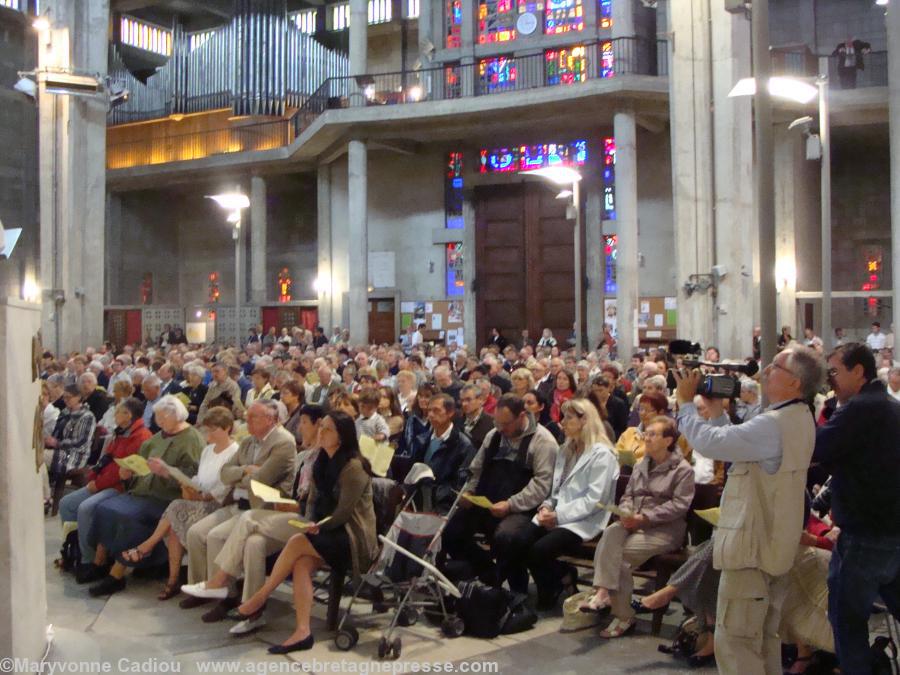 Notre Dame de Victoire (paroisse Saint Louis de Lorient) plus connue sous le nom de “Église Saint Louis” : une église neuve (reconstruction après-guerre en 1955) gaie ; lumineuse ; colorée ; aux décorations artistiques à thème breton. Un orgue immense. Notre Dame de Victoire (paroisse Saint Louis de Lorient) plus connue sous le nom de “Église Saint Louis” : une église neuve (reconstruction après-guerre en 1955) gaie ; lumineuse ; colorée ; aux décorations artistiques à thème breton. Un orgue immense.